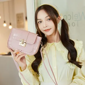 Sac bandoulière rose motif crocodile avec fermoir abeille dorée et bandoulière