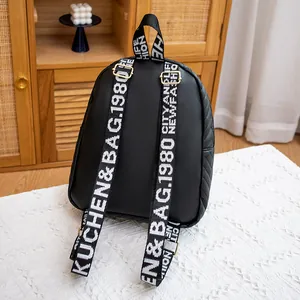 Mini sac à dos noir pour femme en simili cuir avec surpiqûres et bretelles lettrées