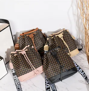 Détails des sacs seaux en quatre couleurs avec motifs géométriques circulaires
