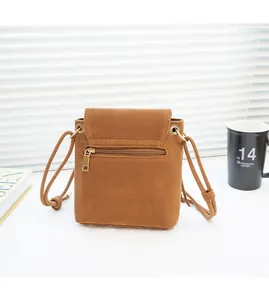Détails du sac bandoulière marron mat avec poche zippée au dos et garniture dorée