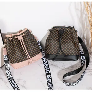 Détail de sacs seaux avec motifs circulaires et bandoulières en tissu jacquard