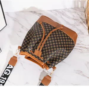 Détail de fermeture à cordon et garnitures en cuir sur un sac seau vintage