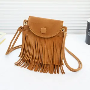 Sac bandoulière bohème en daim marron avec franges et rabat rond style seau chic