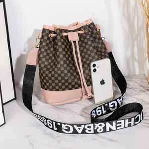 Sac seau pour femme avec motif monogramme, garniture en cuir rose et large bandoulière