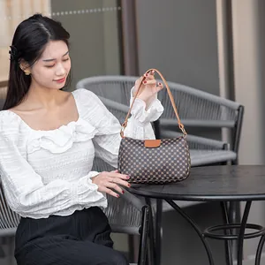 Borsa a tracolla sottobraccio chic con motivo geometrico retrò e cinturini in pelle marrone