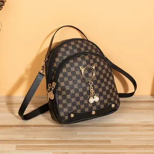 Mini sac à dos en cuir monogramme marron avec anneau chat doré et gland de perle