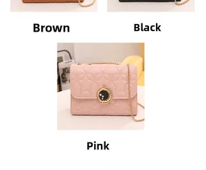 Détail de sacs à chaîne matelassés d'étoiles avec fermoirs lune en marron, noir et rose