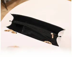 Détails de l'intérieur du sac matelassé blanc avec doublure noire et fermeture éclair
