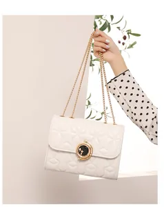 Gros plan du sac blanc matelassé à étoiles avec serrure dorée lune et étoile élégante