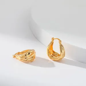 Vue détaillée de boucles d'oreilles goutte en laiton doré 18K avec texture lave irrégulière