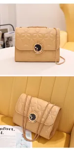 Détails du sac à bandoulière matelassé avec fermoir étoile-lune et chaîne dorée