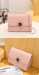 Détail du sac à chaîne rose avec surpiqûres étoiles et fermoir décoratif lune et étoile