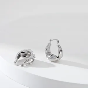 Vue détaillée des boucles d'oreilles créoles argentées aux textures torsadées modernes