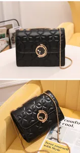 Détail du matelassage en étoile et fermoir doré étoile-perle sur un sac noir