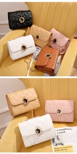 Détail du sac femme matelassé en étoile avec chaîne dorée et fermoir lune sur velours