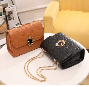 Détail du matelassage en étoile et boucle lune-perle sur les sacs à bandoulière pour femmes