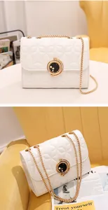 Détail du sac matelassé blanc avec fermoir étoile lune dorée et bandoulière chaîne