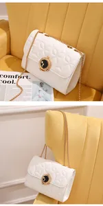 Détail d'un sac à bandoulière blanc matelassé d'étoiles avec fermoir lune et étoile doré