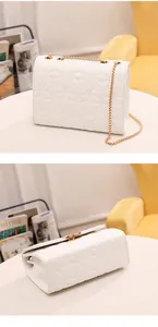 Détail de la broderie étoile et de la chaîne dorée sur le sac blanc pour femmes