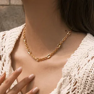 Minimalistische Kaffeebohnen Gliederkette aus 18K vergoldetem Messing am Model