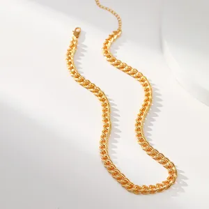 Detail einer goldenen gedrehten Kordelkette mit Karabinerverschluss und Verlängerung