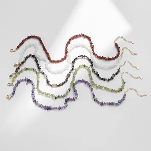 Detail van Boheemse kettingen met gebroken natuursteen en gouden karabijnsluiting