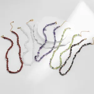 Handgemaakte boho ketting met kleurrijke natuursteen kralen en gouden sluiting