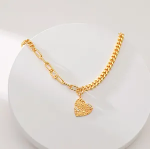 Goldene Herzkette mit strukturierter Oberfläche und asymmetrischer Gliederketten-Optik