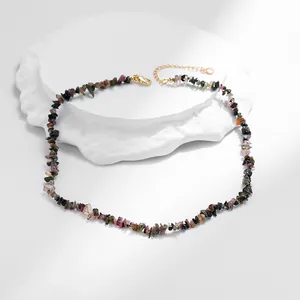 Detail van de Boho halsketting met kleurrijke natuursteen en verstelbare gouden sluiting