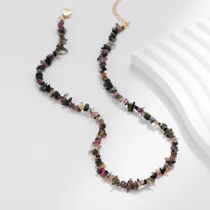 Detail van kleurrijke toermalijn kralen op een Boheemse ketting met gouden karabijnsluiting