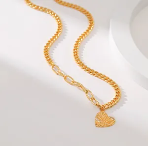 Detailansicht goldener Herzanhänger mit Zirkonia-Steinen an eleganter Gliederkette