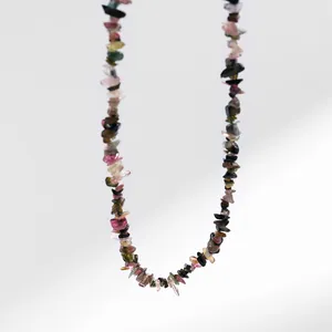 Macro-opname van kleurrijke onregelmatige natuurstenen op een handgemaakte Boho-ketting