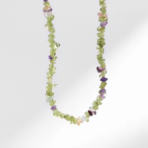 Detailopname van kleurrijke natuurlijke kristallen stenen op een bohemian ketting