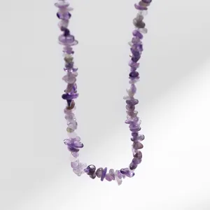 Detailopname van de boheemse ketting met onregelmatige paarse amethist stenen