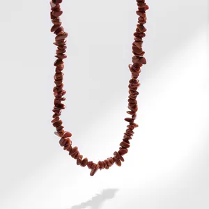 Detailopname van bohemian handgemaakte ketting met rode goudsteen kristallen kralen