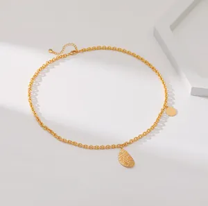 Minimalistische 18K Goldhalskette mit Sonnenstrahl-Blatt und rundem Metallanhänger