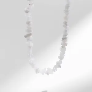 Detailweergave van handgemaakte bohemien ketting met witte onregelmatige stenen kralen