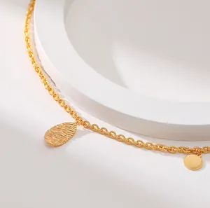 18K Goldhalskette mit ovalem Anhänger und kleiner glatter Scheibe an Gliederkette