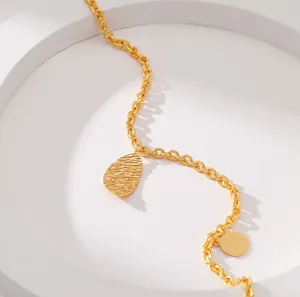 Makro-Detail der 18K Goldkette mit strukturiertem Tropfenanhänger und polierter Scheibe