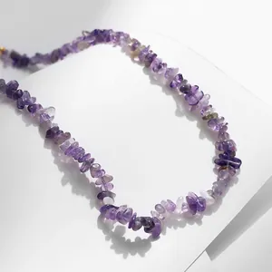 Detail van handgemaakte Bohemian ketting met natuurlijke paarse amethist stenen