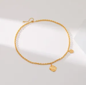 Minimalistische 18K Gold O-Kette mit organisch texturierten quadratischen Anhängern