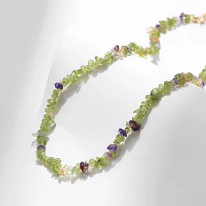 Detail van Boheemse halsketting met groene peridoot en paarse amethist natuurstenen