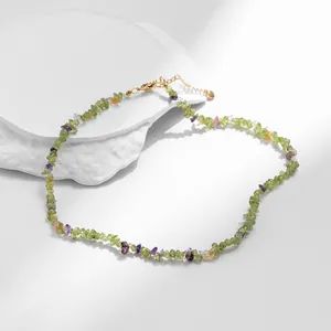 Gedetailleerd beeld van handgemaakte Boho-ketting met peridoot en amethist stenen