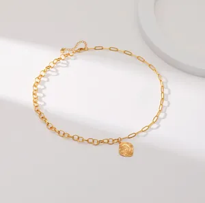 Asymmetrische 18K vergoldete Messingkette mit strukturiertem quadratischem Anhänger