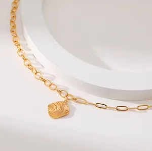 18K vergoldete Messingkette mit gemischten Gliedern und welligem Bio-Anhänger