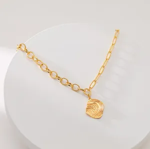 18K vergoldete Messingkette mit strukturiertem quadratischem Anhänger und Gliederkette
