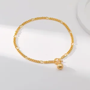 Minimalistische 18K vergoldete Messingkette mit mattiertem Perlenanhänger und Knebelverschluss