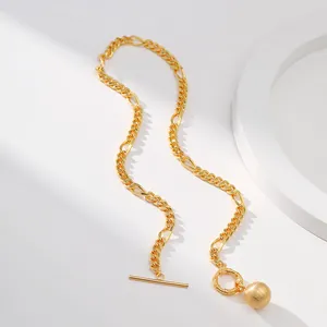 Detailaufnahme der goldenen Kette mit OT-Knebelverschluss und mattem Kugelanhänger