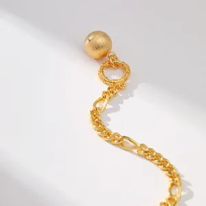 Makroaufnahme der 18K vergoldeten Messingkette mit matt gebürsteter Kugel und Gliederkette