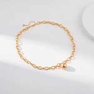 Halskette aus 18K vergoldetem Messing mit strukturiertem Rundanhänger und Kettendesign